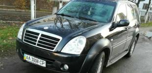 В Киеве пьяная женщина-водитель выпала из машины