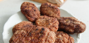 Додайте до панірувальних сухарів один продукт — котлети вийдуть ще смачнішими і з хрумкою скоринкою