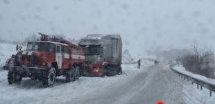 Ограничение проезда и обесточенные поселки в Украине из-за непогоды