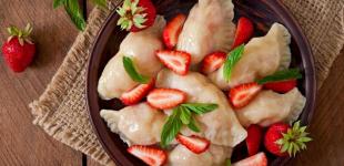 Як приготувати вареники з полуницею на парі: рецепт тіста на кефірі, що не рветься