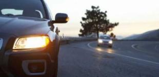 В Украине с 1 октября водители обязаны включать фары и днем