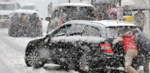 Европу завалило снегом, закрыты десятки трасс 