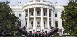 Сотрудникам Белого дома запретили использовать личные смартфоны