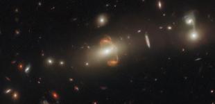 NASA показало фотографію галактики, яка викривляє простір та час