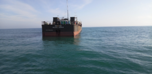 В Керченском проливе судовладелец бросил корабль Moryak с моряками