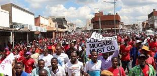 Отставка Мугабе: в столице Зимбабве ветераны войны собрали многолюдную акцию 
