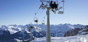 200 лыжников застряли на подъемнике в Альпах