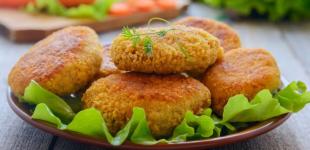 Пів чайної ложки у фарш — і котлети виходять пухкими й соковитими: секретний трюк наших бабусь