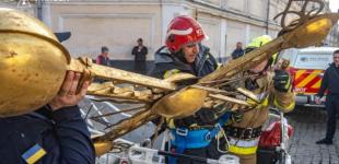 У Києво-Печерській лаврі на церкві загадково завалився хрест: віряни панікують, директор назвав причину