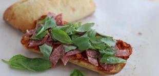 Як приготувати тости з трьома різними начинками