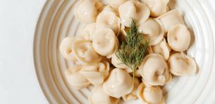 До кипіння чи після: коли потрібно додавати лавровий лист в пельмені і навіщо він потрібен