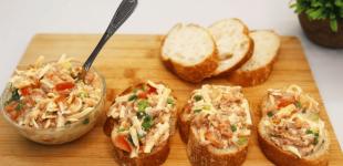 Підійдуть і на фуршет, і як перекушування: смачні бутерброди з тунцем і помідорами