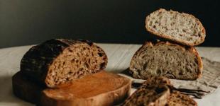 Чому хліб потрібно починати різати посередині: неочікуване пояснення — але це дійсно практично