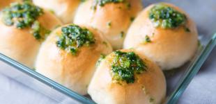 Часникові пампушки: рецепт ароматної випічки до українського борщу