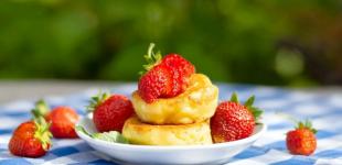 Сирники з полуницею: рецепт розкішного сніданку