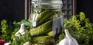 Як приготувати мариновані огірки за 3 хвилини: блогерка перевірила популярний рецепт