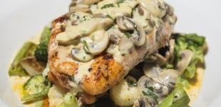 Рецепт курячих відбивних під грибною шубою