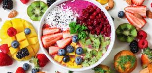 Що корисно їсти після 50 років: нутриціологи рекомендують додати до свого раціону 8 суперфудів