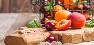 Заготівлі на зиму: консервовані абрикоси з вишнею