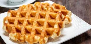 Сирні вафлі з ковбасою: швидкий рецепт сніданку