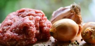 Скільки хліба, цибулі потрібно на один кілограм фаршу