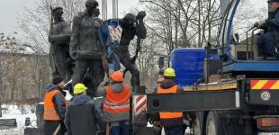 У Києві демонтували радянський пам'ятник 