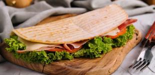 Гаряча закуска з лаваша з ковбасою та сиром: рецепт швидкого перекусу