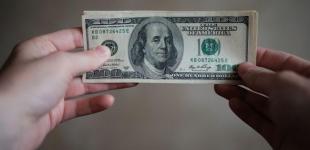 НБУ продав із резервів найбільший обсяг доларів в історії