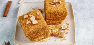 Печемо медовик зі сметанним кремом за рецептом наших бабусь: ідеальний святковий десерт