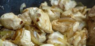 Курка, тушкована в цибульному соусі: рецепт ідеальної гарячої страви