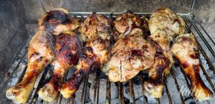 Курка на мангалі з йогуртовим соусом: рецепт соковитої страви