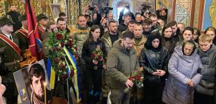 У Києві тисячі людей попрощалися із загиблим Героєм 