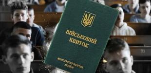 Батьки вивозять 17-річних синів за кордон: чи загрожує Україні втрачене покоління