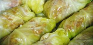 Капусту для голубців ніколи не варіть в каструлі: лайфгак, який допоможе зробити це за 10 хвилин