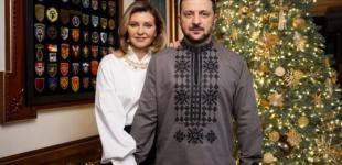 Президент у вишиванці, перша леді – у білій блузці: Зеленські привітали всіх з Новим роком