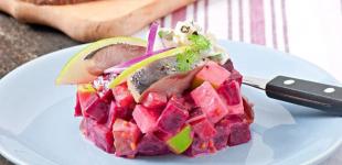 Салат з буряка з оселедцем і яблуком: простий рецепт