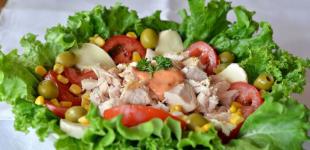 Cалат із курячим філе, корейською морквою, болгарським перцем і кукурудзою: простий рецепт