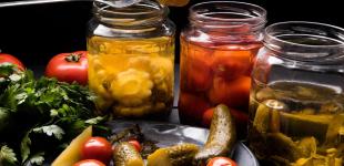 Ідеальний маринад для консервації помідорів, огірків, перцю, кабачків: як правильно приготувати