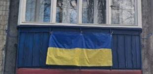 Обіцяють перефарбувати балкон: у Києві помітили російський триколор