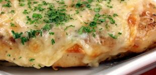 Запечене куряче філе під сиром: рецепт смачного гарячого