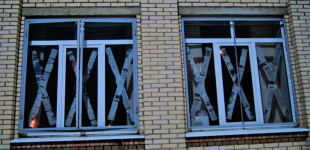 Як відмити клей від скотчу на вікні: дієві способи та що не треба робити