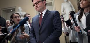 Чому спікер Джонсон погодився на допомогу Україні — The New York Times