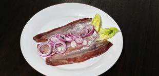 Не лише молоко: в чому вимочити оселедець, щоб риба отримала унікальний смак та аромат