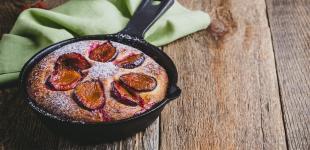 Сливовий пиріг на сковороді: рецепт без випікання