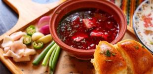 Що додати до борщу під час варіння, щоб зберегти насичений червоний колір буряків