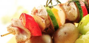 Як приготувати картоплю з салом на шампурі: рецепт від блогерки