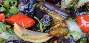 Рецепт салату з баклажанів, болгарського перцю та помідорів