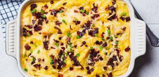 Запечене картопляне пюре з сиром та беконом: оригінальний рецепт