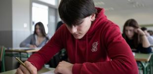 Як студентам-чоловікам виїхати за кордон: інструкція