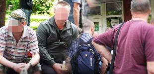 Чоловіки у Києві ночують під стінами ТЦК та сплять на лавках: що відбувається